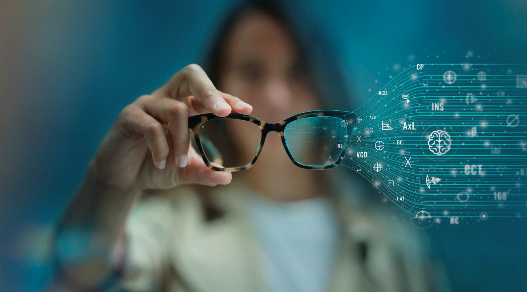 Frau hält Brille mit Datenstrahl hoch