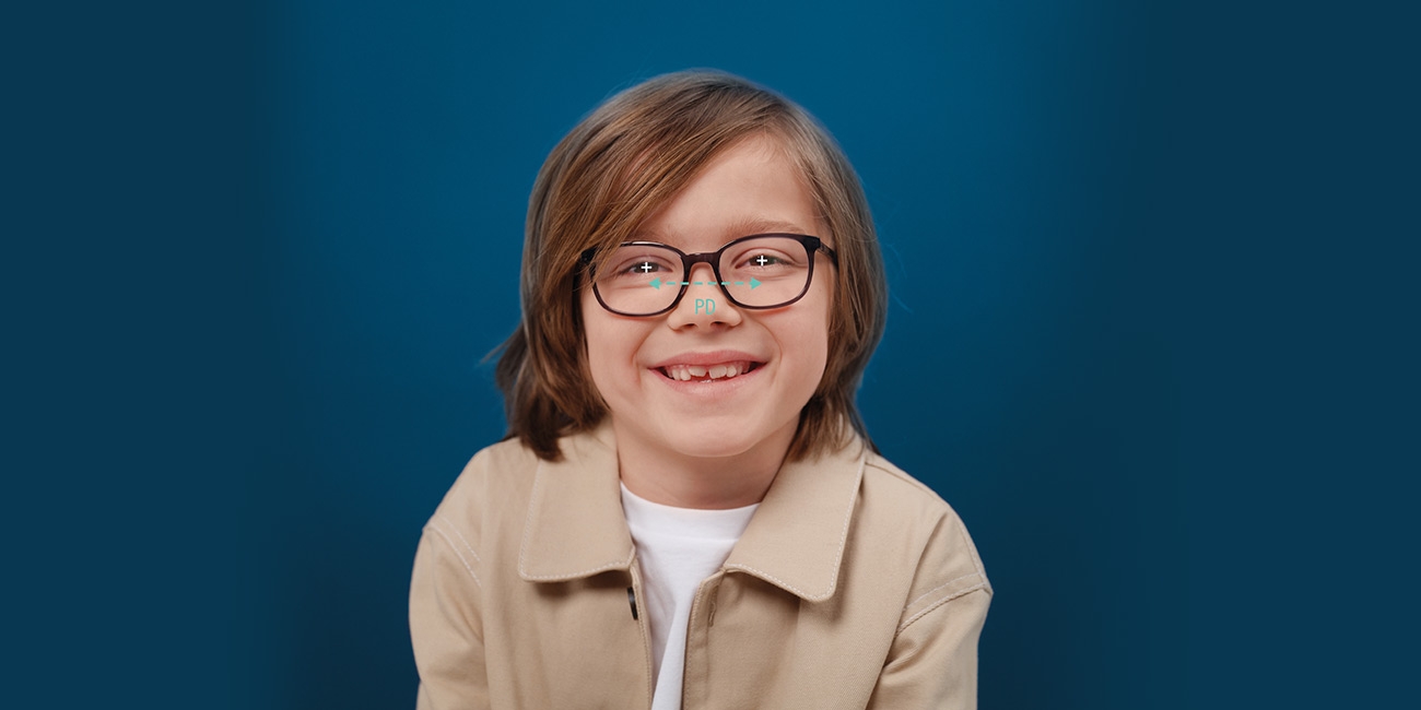 Frontansicht eines Jungen mit Brille zur Darstellung der Pupillendistanz 