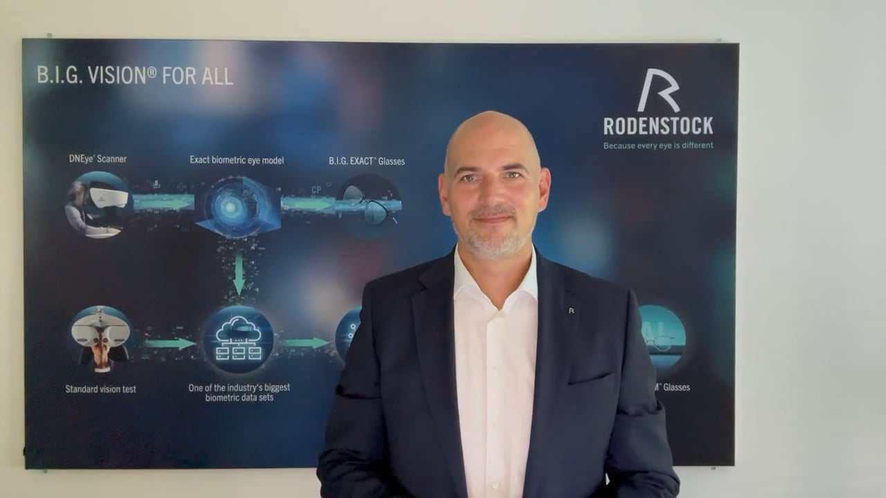 Rodenstock-Mitarbeiter vor Rodenstock-Wand 