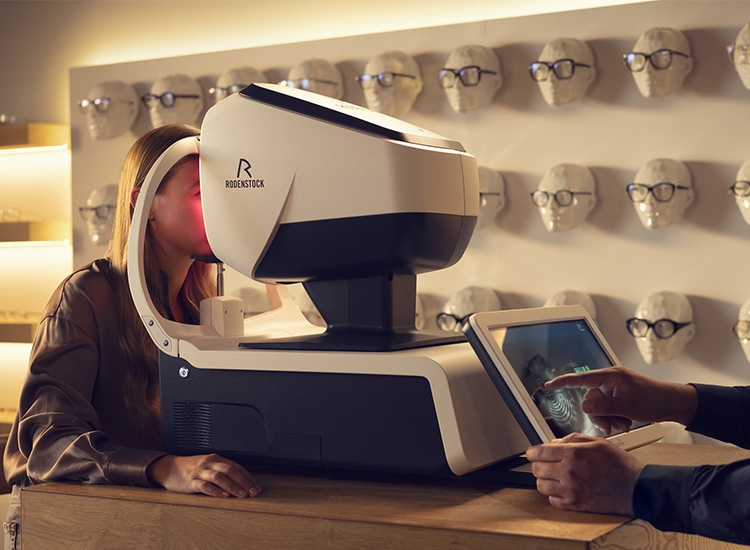 Frau bei einer Augenuntersuchung mit dem DNEye-Scanner 