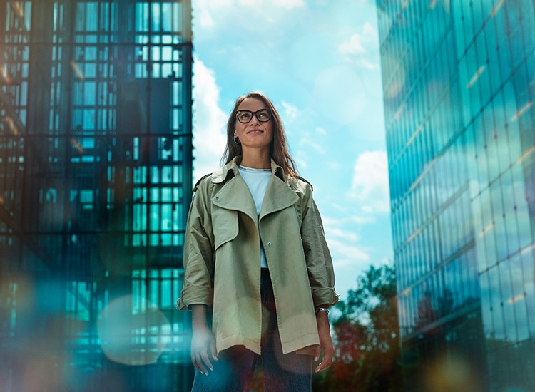 Une femme portant des verres Rodenstock regarde au loin