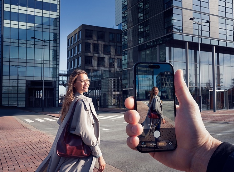 Man taking a picture of a woman with his smartphone