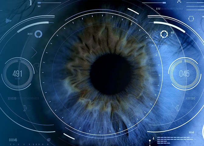 Ein Auge in Nahaufnahme mit Daten 