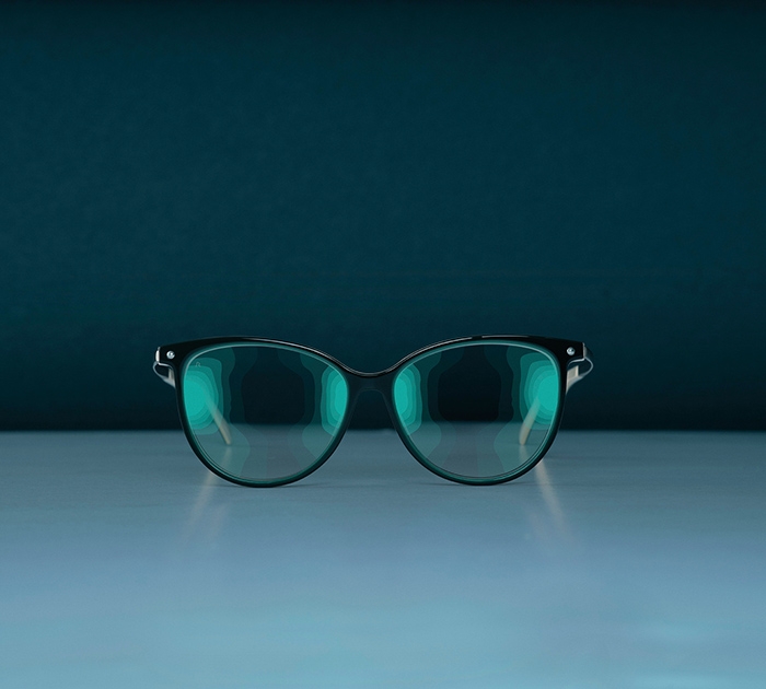 Kinderbrille liegt auf blauem Untergrund 