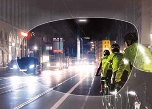 Eine dunkle Straße bei Nacht mit entgegenkommenden Autos 