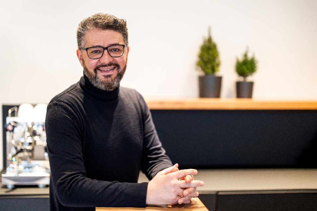 Augenoptikermeister Costa in seinem Fachgeschäft 