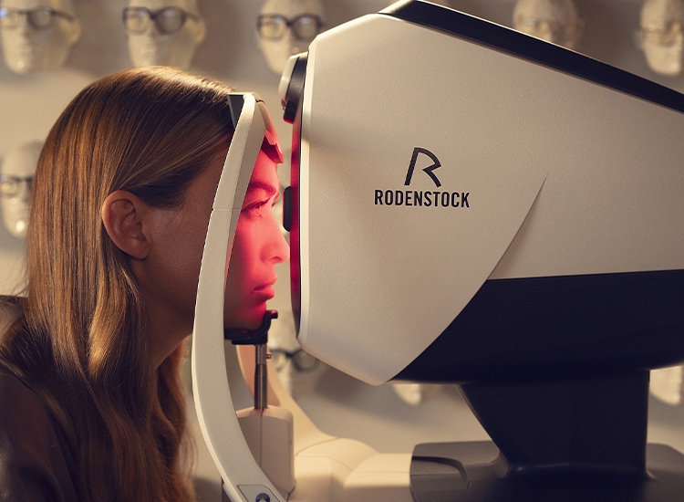 Consultation at the optician’s using the DNEye scanner