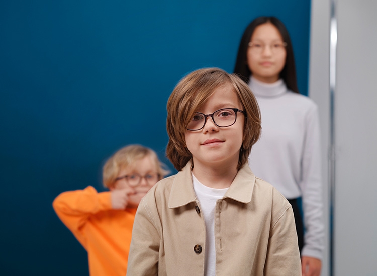 Ein Junge trägt eine MyCon-Kinderbrille 